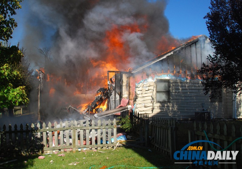 美印第安纳州一架小型飞机坠入居民区爆炸起火