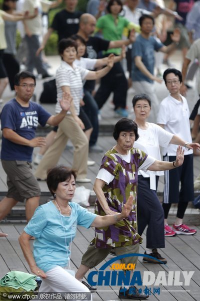 日本东京开展太极拳晨练活动 数百民众参与（组图）