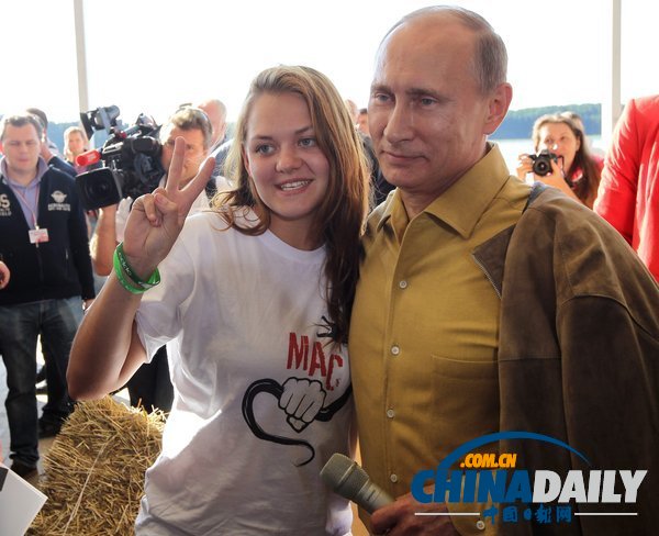 组图:普京参加俄罗斯论坛活动备受女青年追捧