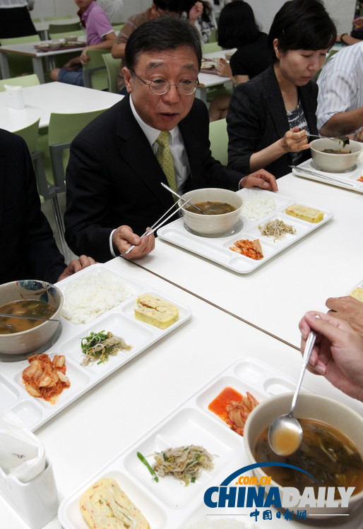 韩首尔大学校长吃食堂 缓解学生对饭菜涨价不满（图）