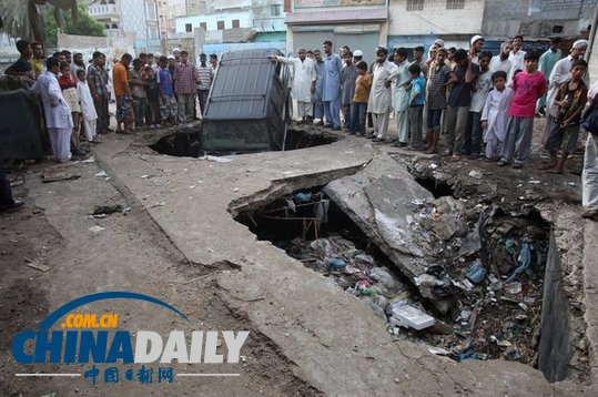 巴基斯坦卡拉奇足球场附近发生爆炸 至少11人死亡