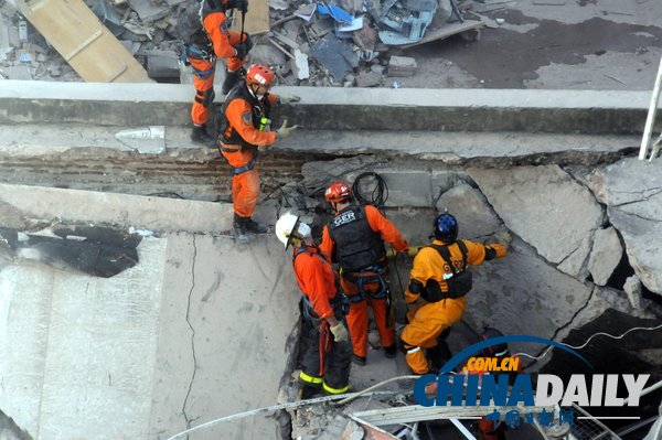 阿根廷居民楼爆炸搜救持续进行 总统视察事故现场