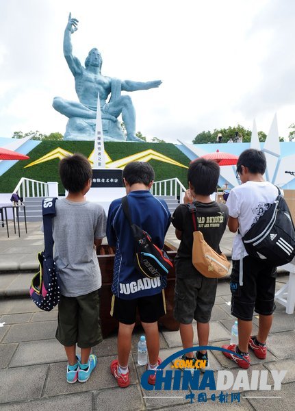 日本长崎纪念遭原子弹轰炸68周年 安倍出席（图）