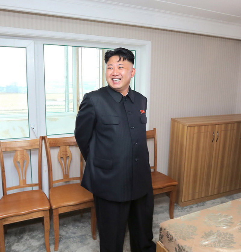 金正恩视察在建住宅事无巨细 亲自体验床具