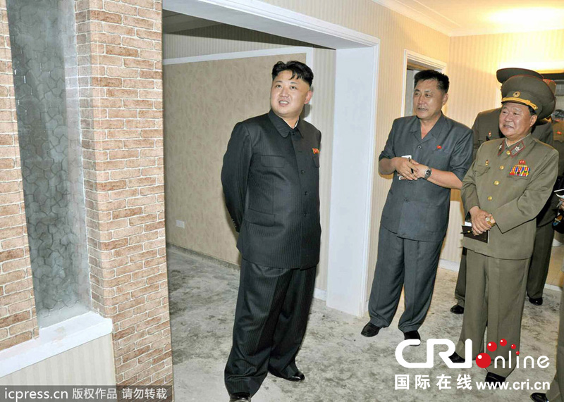 金正恩视察在建住宅事无巨细 亲自体验床具