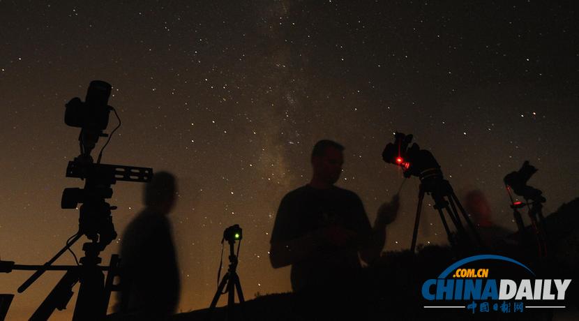 一年一度英仙座流星雨划过美国加州上空