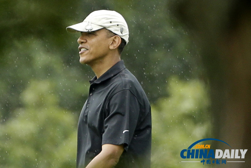 美国总统奥巴马度假顶毛毛雨打高尔夫自得其乐[1]- 中文国际