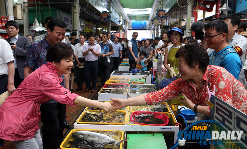 韩总统朴槿惠走访水产品市场了解民生(高清组