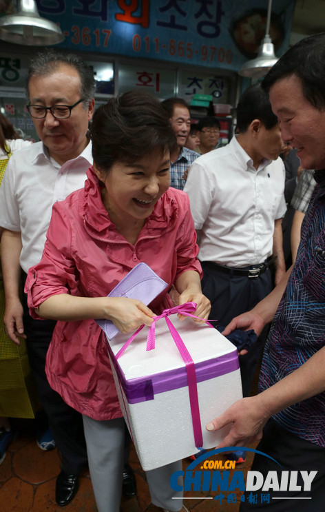 韩总统朴槿惠走访水产品市场了解民生（高清组图）