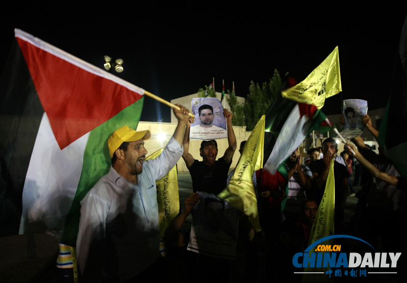 以色列释放26名巴勒斯坦囚犯 其家人同胞欢呼庆祝