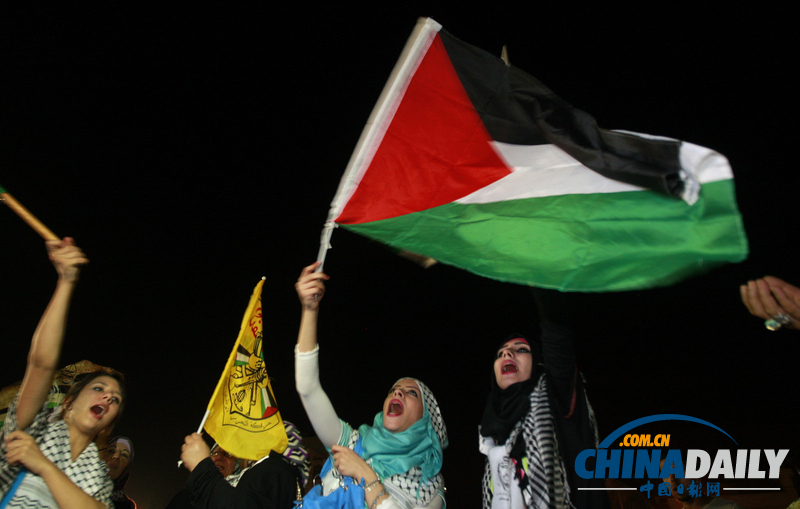 以色列释放26名巴勒斯坦囚犯 其家人同胞欢呼庆祝