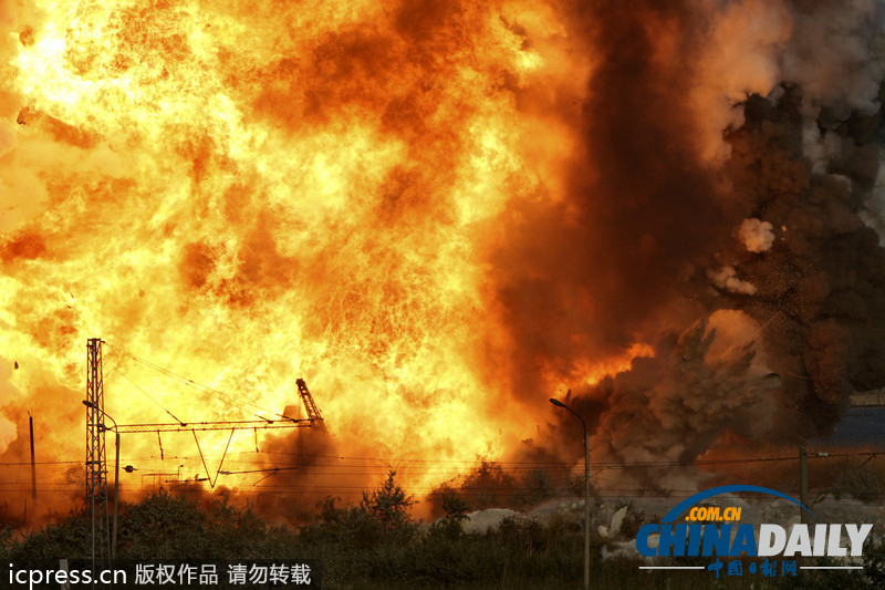 保加利亚液化气罐车发生爆炸 导致12人受伤