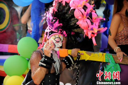 捷克首都举行同性恋游行 有人批评普京“恐同症”