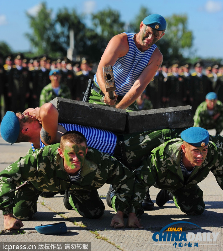 俄罗斯伞兵秀十八般武艺 庆祝空军成立101周年（高清组图）