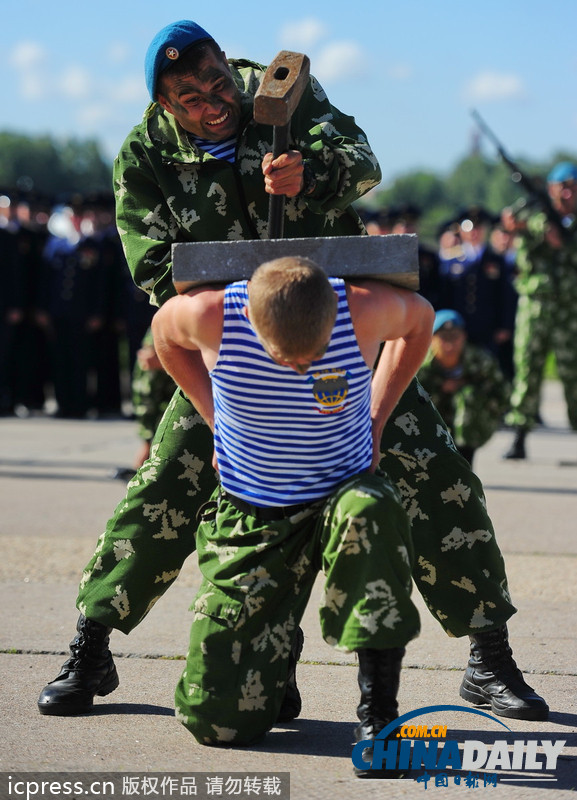 俄罗斯伞兵秀十八般武艺 庆祝空军成立101周年（高清组图）