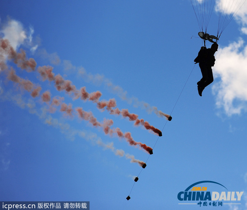 俄罗斯伞兵秀十八般武艺 庆祝空军成立101周年（高清组图）
