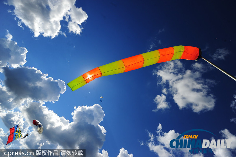 俄罗斯伞兵秀十八般武艺 庆祝空军成立101周年（高清组图）