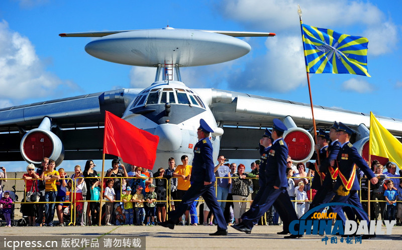 俄罗斯伞兵秀十八般武艺 庆祝空军成立101周年（高清组图）