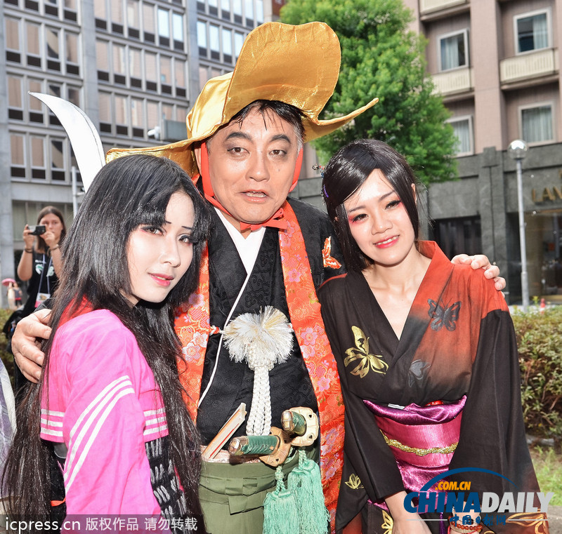 日本名古屋市长亮相cosplay峰会红毯 左拥右抱