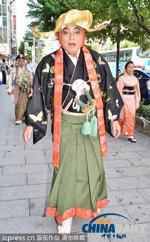 日本名古屋市长亮相cosplay峰会红毯左拥右抱