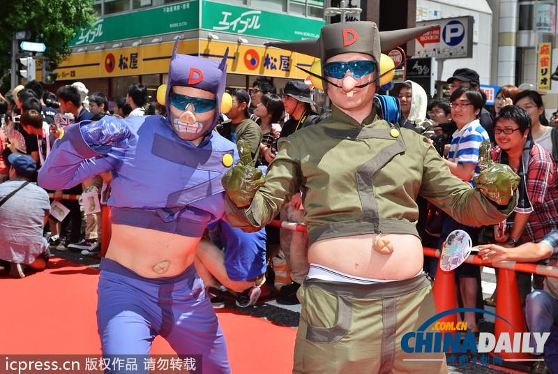 日本名古屋市长亮相cosplay峰会红毯 左拥右抱艳福不浅（组图）