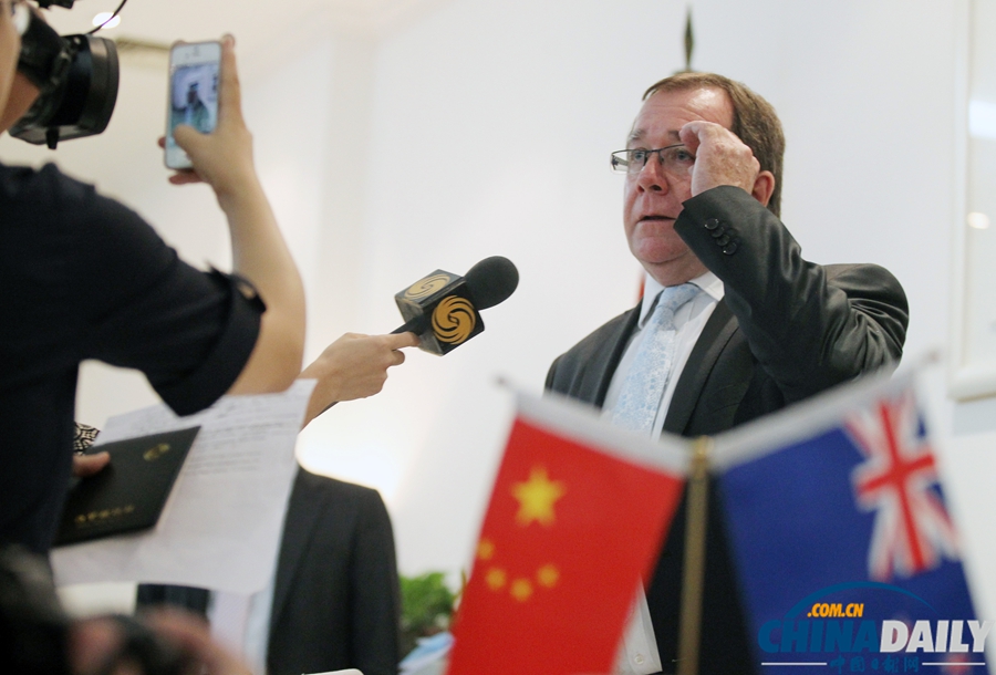 新西兰外长访华举行媒体见面会 回应恒天然毒奶粉事件