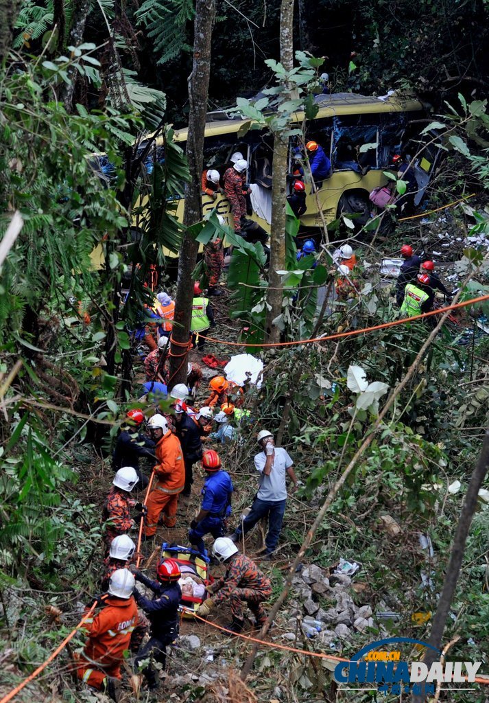 马来西亚公交车坠崖已致33人死亡 其中24名华人（高清组图）