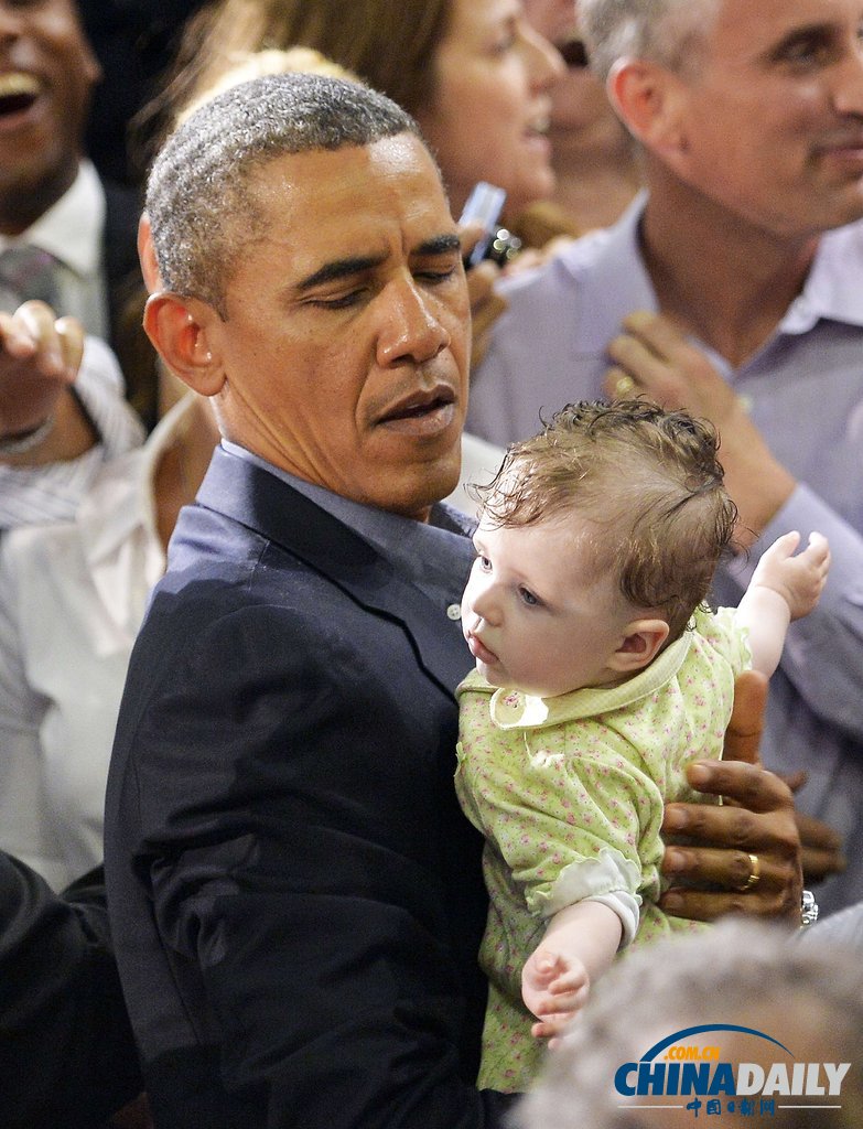 奥巴马休假后重返工作 秀亲民反遭宝宝“无视”（高清组图）