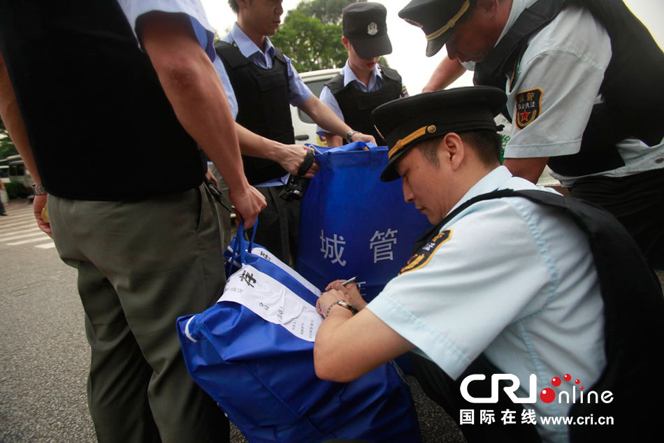 广州上百城管穿防刺背心高调执法(高清组图)