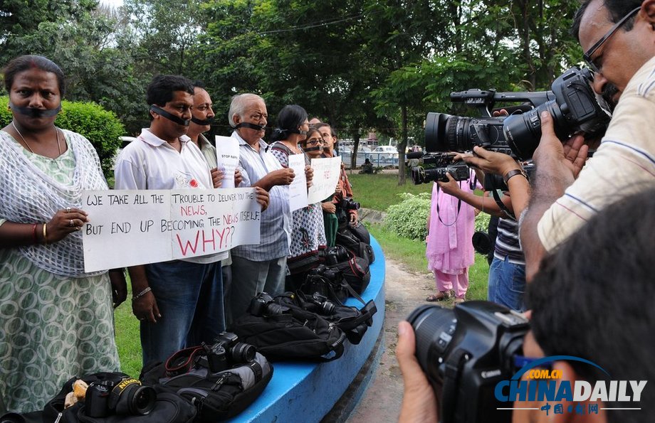 印度记者举行示威游行 抗议女摄影记者遭轮奸