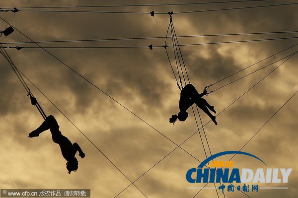 感受美国纽约秋千学校 空中摇荡惊心动魄（组图）