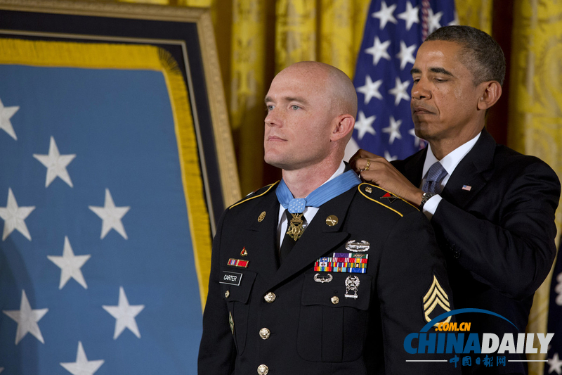 奥巴马为美国大兵颁发荣誉奖章 赞其阿富汗行