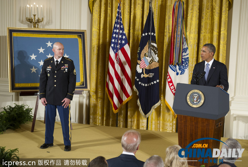 奥巴马为美国大兵颁发荣誉奖章 赞其阿富汗行动中勇敢