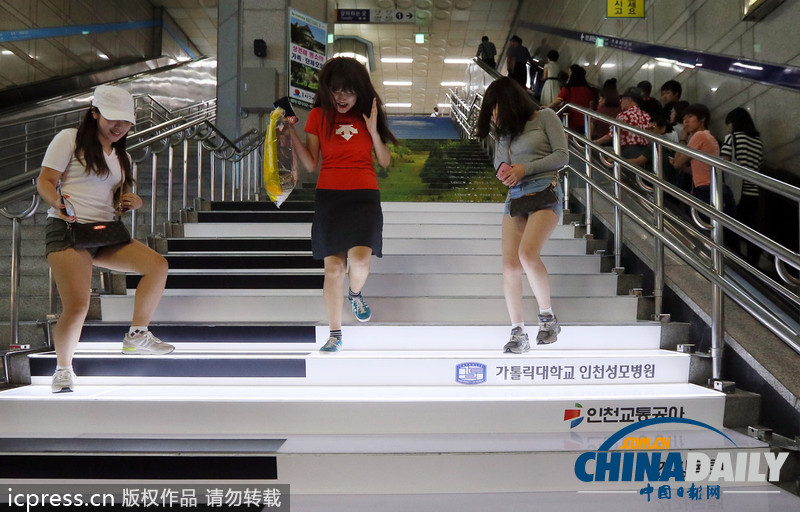 韩国地铁站设钢琴阶梯 让爬楼梯变“奏乐”（组图）