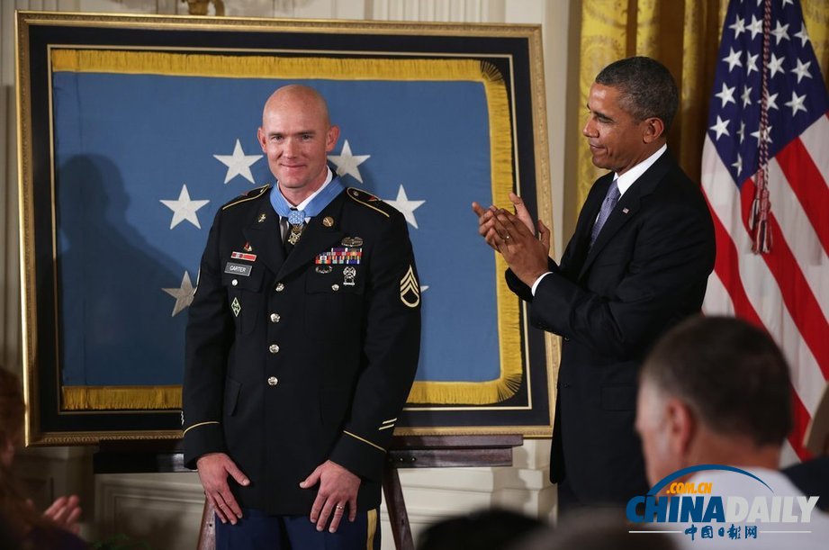 美国总统奥巴马为美军上士授予特殊勇敢奖章