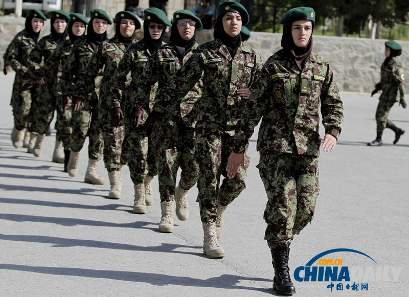 阿富汗国民军士兵毕业典礼 女兵英姿飒爽（图）