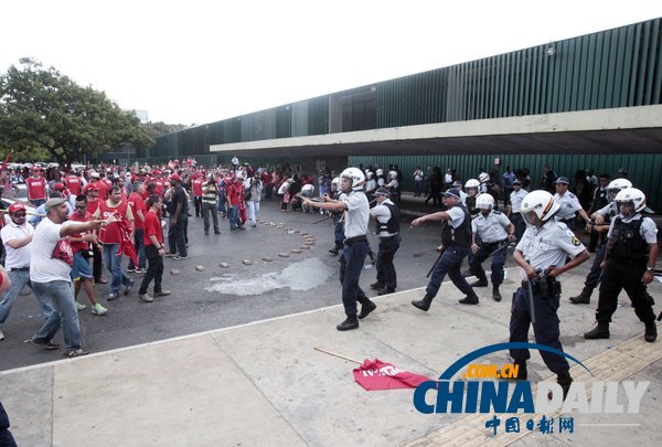 巴西示威者欲闯议会阻止法案投票 与警方发生冲突