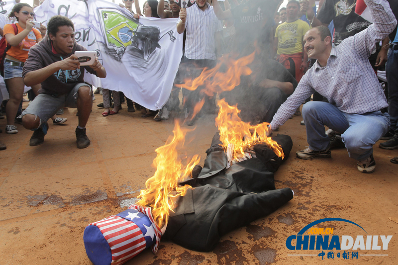 巴西民众焚烧奥巴马肖像 抗议美军事打击叙利亚