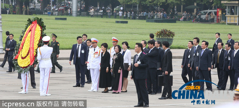 朴槿惠到访越南 向越前主席胡志明墓地献花（组图）