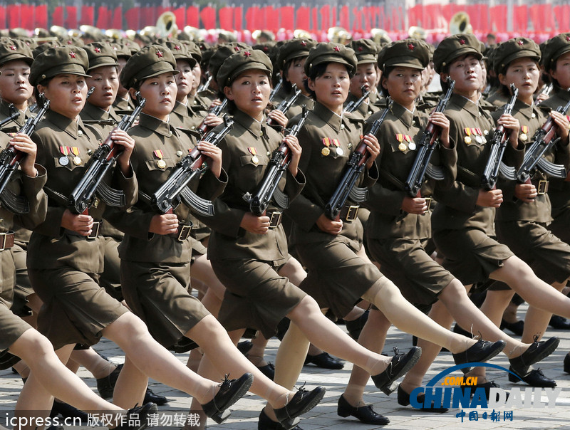 朝鲜举行建国65周年阅兵式 短裙女兵整齐划一