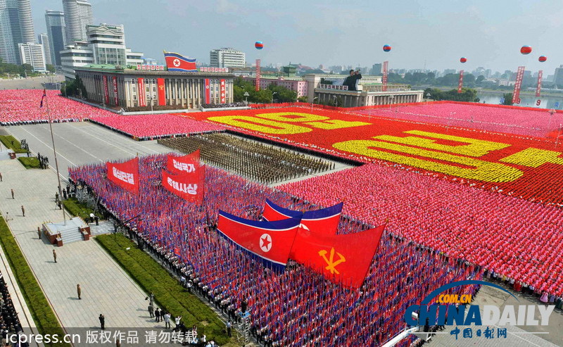 朝鲜举行建国65周年阅兵式 短裙女兵整齐划一