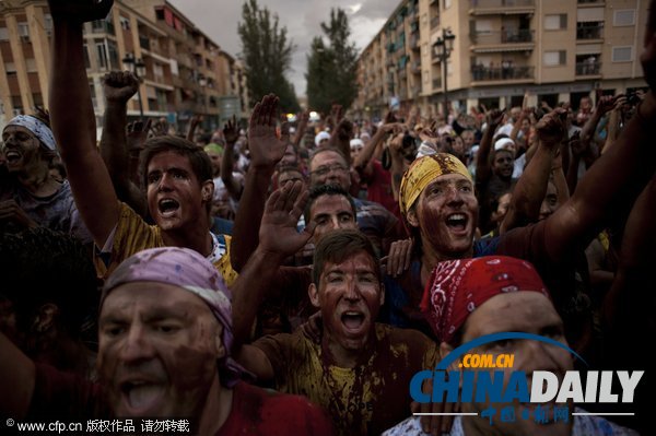 西班牙民众庆祝卡斯卡摩拉斯节 黑油脂臭鸡蛋不亦乐乎