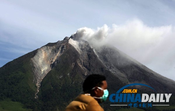 印尼锡纳朋火山爆发 学生戴口罩淡定上课（组图）