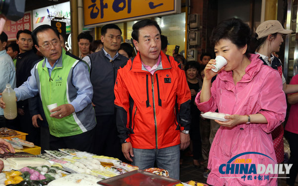 韩国总统朴槿惠视察节前市场 大快朵颐秀亲民（组图）