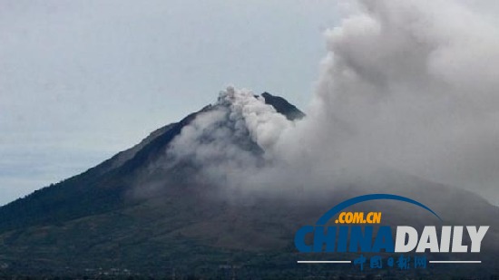 印度尼西亚火山爆发导致近6000人疏散-+中文