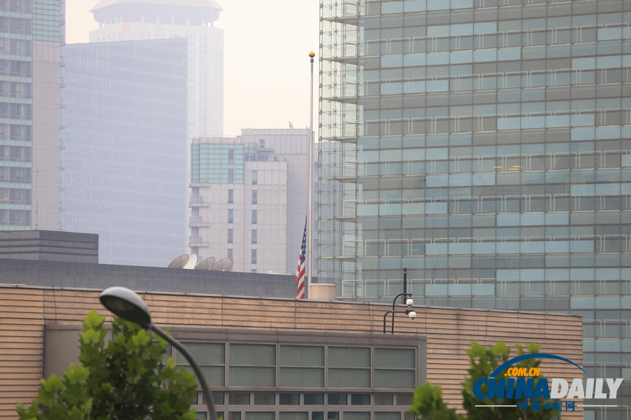 美驻华使馆降半旗为海军司令部枪击案死难者致哀