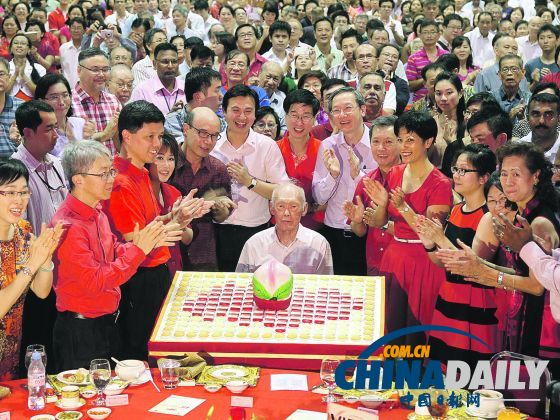 新加坡前总理李光耀90岁大寿 议员为其举行庆祝会