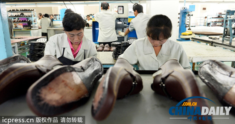 开城工业园区重启第二天 朝鲜工人忙碌工作（图）