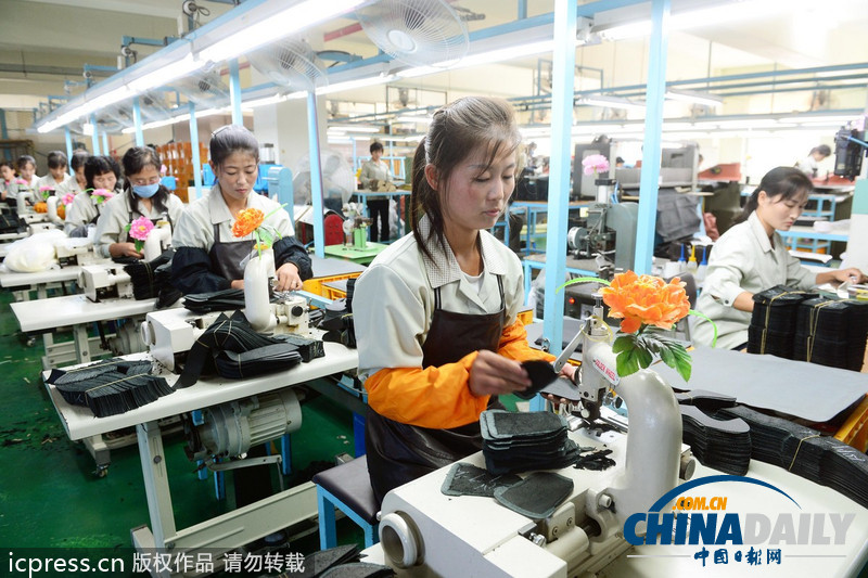 开城工业园区重启第二天 朝鲜工人忙碌工作（图）