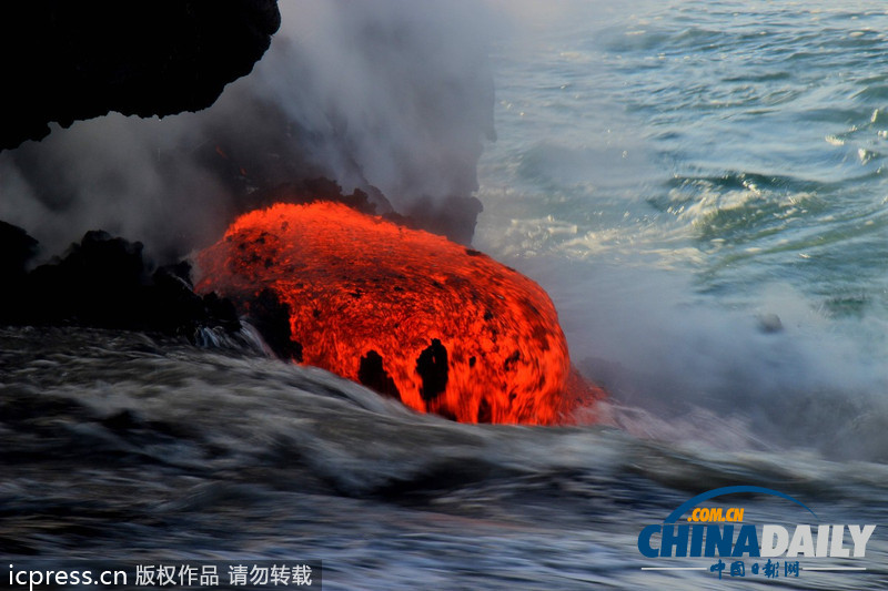 水火交织 摄影师冒险近距离拍摄岩浆入海震撼照